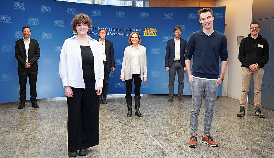 Picture of he two YouthCORE representatives Sophie Jäger and Timo Klocker with the Bavarian experts of the three ENCORE topics (from left) Dr Philipp Sprau (Circular Economy), Dr Andreas Zehm (Ecosystem Services), Sabine Islebe (European Union), Nicolas Krajewski (Education for Sustainable Development) and Martin Ettinger (Climate Action) 